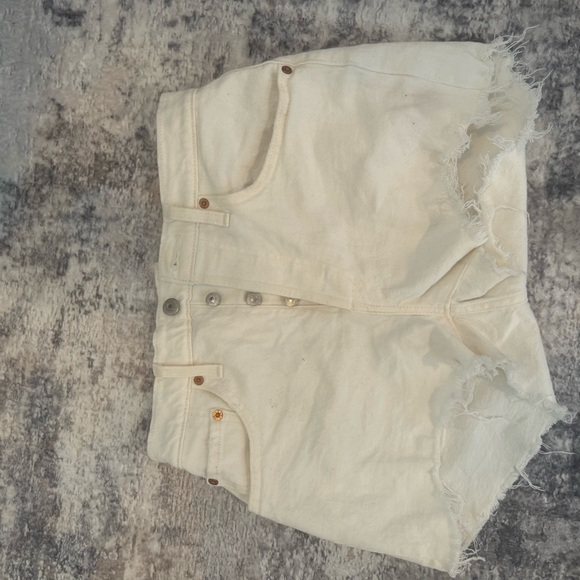 White Levi Denim Shorts ! 501s - great condition - size 27 waist - Picture 5 of 5